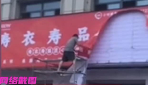 浙江台州某处小区出门口，因新开了家专业的白事店，结果小区业主看到后感觉不舒服随后
