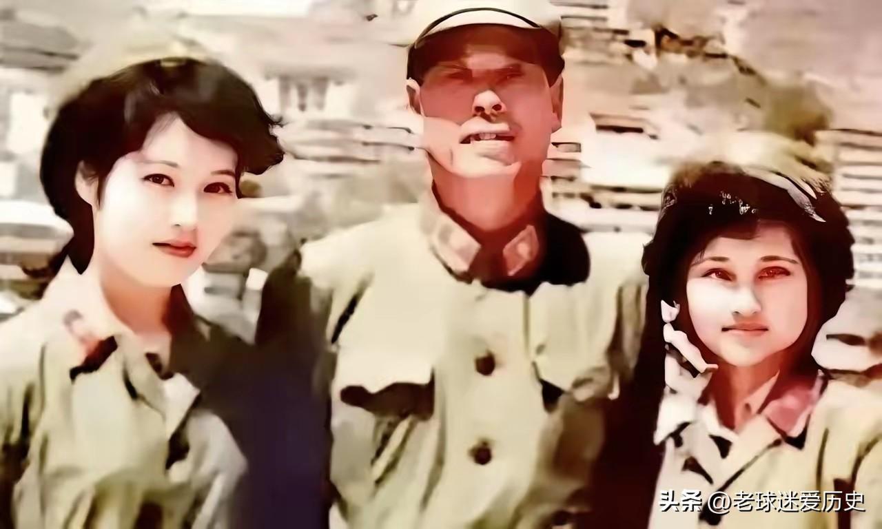 这张1986年拍摄于老山前线的照片，定格了时任成都军区司令员的傅全有将军，与“猫