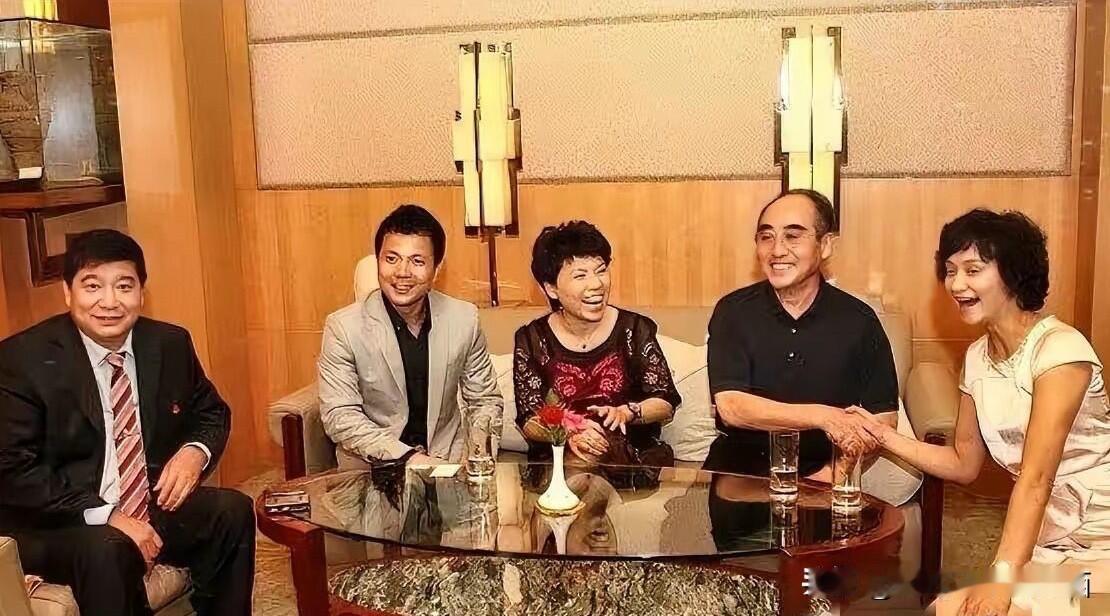 这是体育界里的大明星，能认出两位的肯定是超级体育迷了，看了半天我只认出打乒乓球的