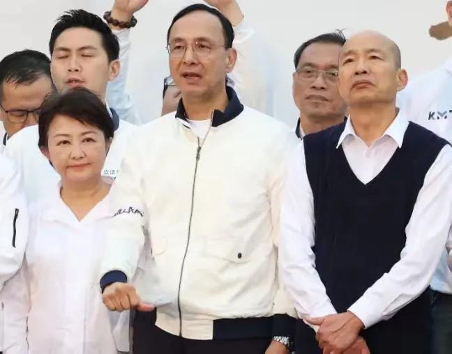 国民党到了今天才意识到自己被迫要跟搞台独的民进党决一死战。

岛内的政治形态发展