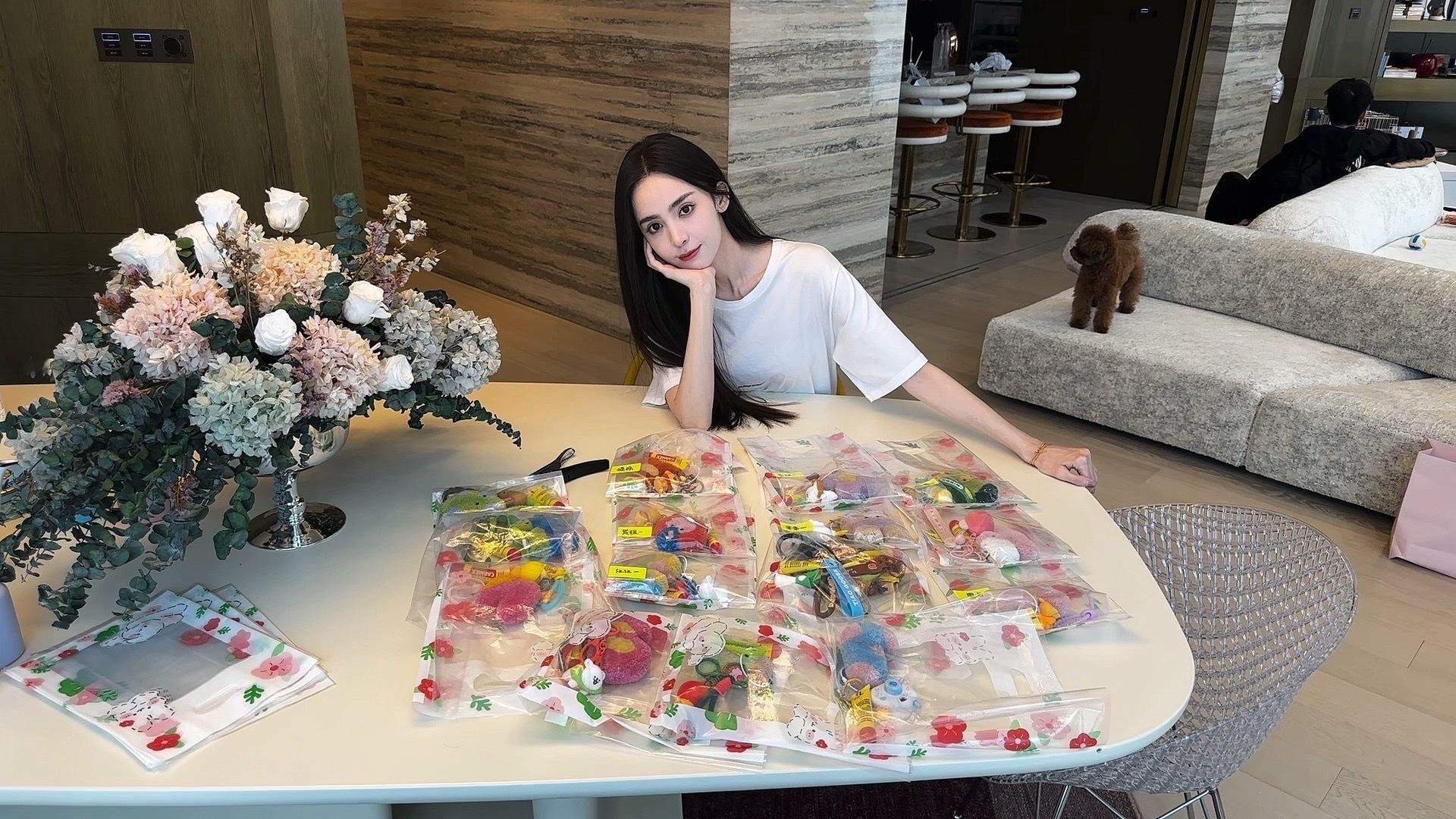 #娜扎送花少每个人礼物# 七年前的花少3送大家行李牌，说着：“千万不要丢噢，这个