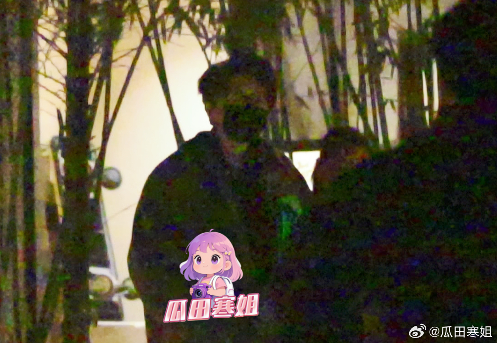 毛不易妇女节陪女性长辈吃饭 毛不易妇女节也没闲着啊。节日当天，毛不易乘车来到饭店