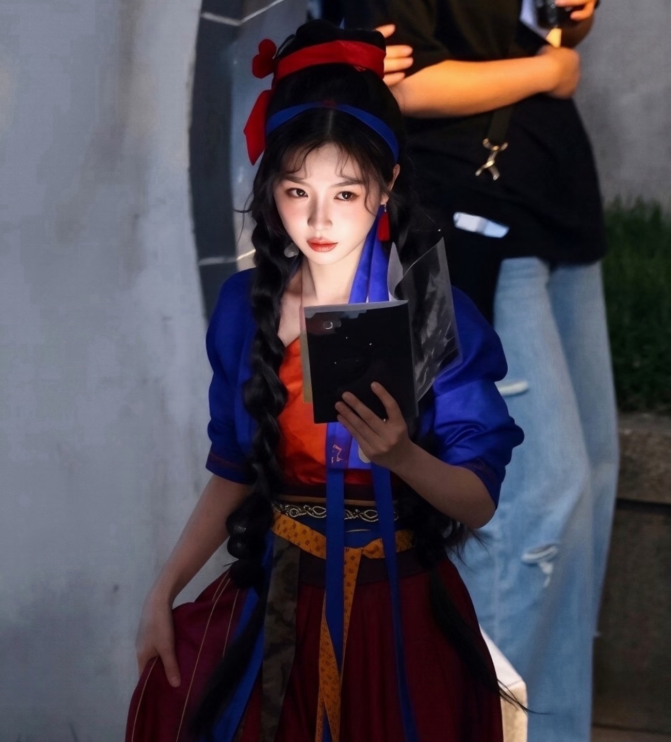 ？窝鱼还是挺敬业的，怕看不清剧本还自带补光灯… 