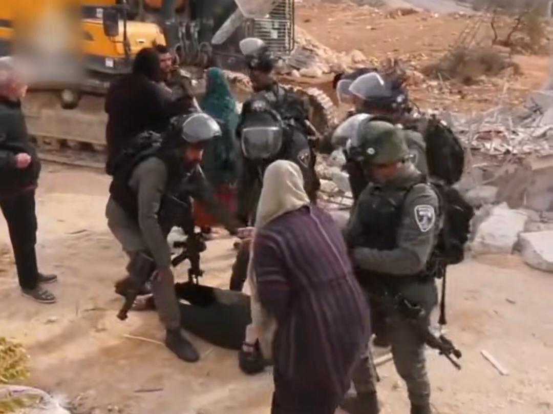 就在9月17日约旦河西岸南部的马萨费尔亚塔的村民们，早上8点就被吵醒了。他们看到