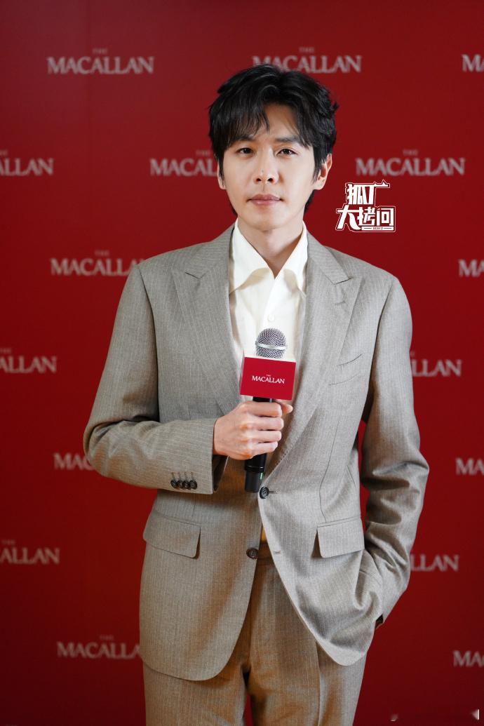 张若昀生图自带贵气，灰色的西装真的很有绅士的氛围感！完全就是落落大方的帅哥！ 