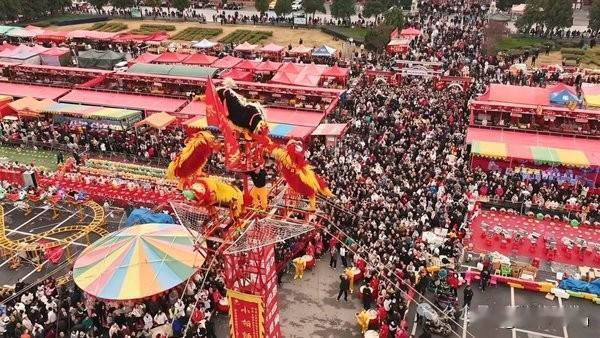 4月17日（农历三月初一），郑州最大规模的登封中岳庙千年古庙会正式开幕，会期十余