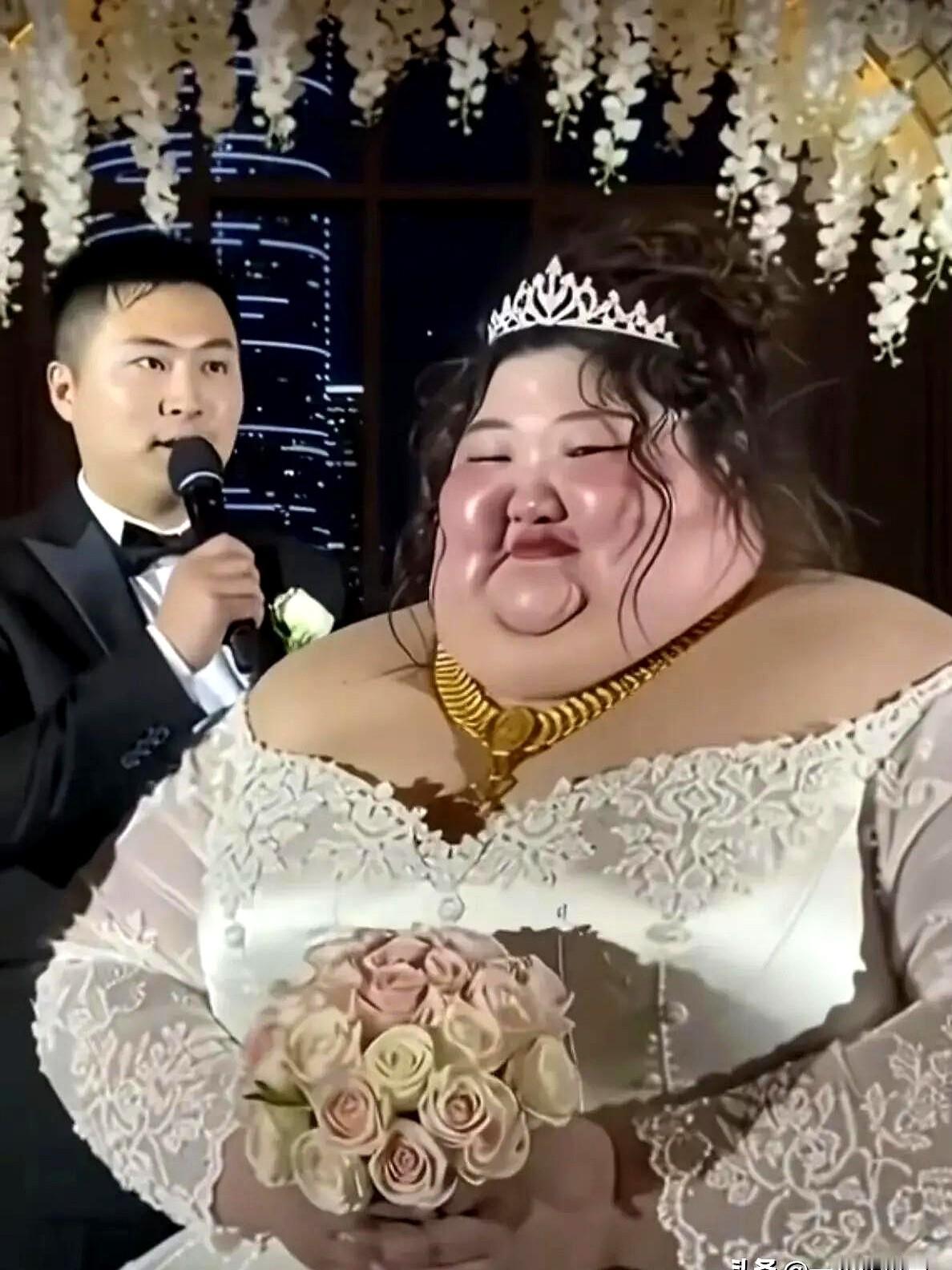 41岁的男人牵着22岁的大姑娘走红毯，台下没人喊岳父，全在扯着嗓子喊哥。

这同