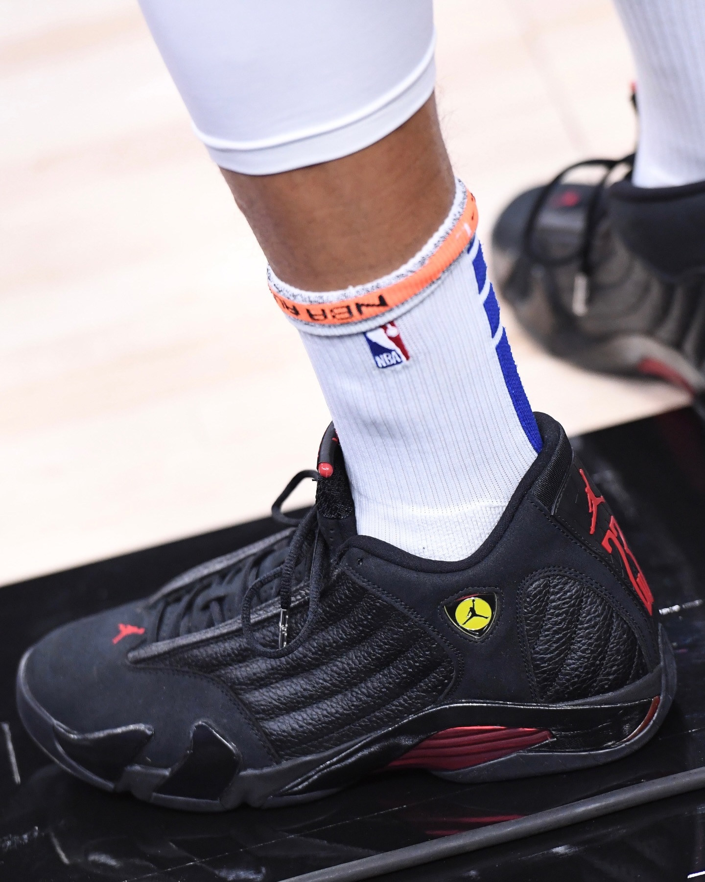 库里今天赛前热身上脚的是AJ14，比赛穿的是WNBA球星萨布丽娜·约内斯库的第三