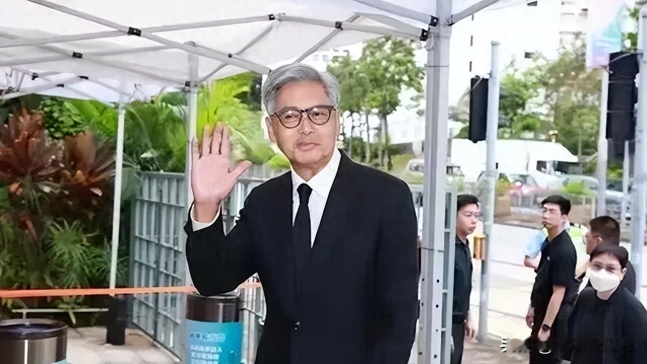 半个娱乐圈送别！“开山祖师”钟景辉走了，刘德华周润发泪别恩师

7月4日，香港九