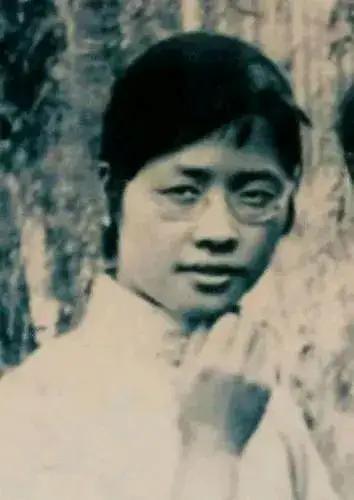 1935年，才女凌叔华正在情夫亲热，丈夫突然闯进屋内，哭喊着：“要么离婚，要么回
