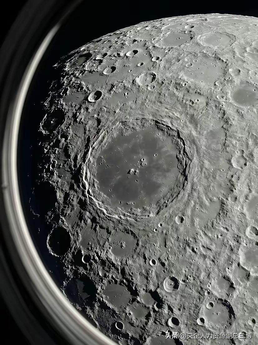 王铎：美国绕月飞船刚拍的月亮影像，真是令人吃惊！