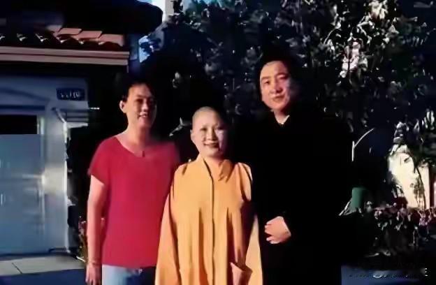 生活在中国，就是最大的幸福
老外惊叹中国南京鸡鸣寺无人值守的行李。这是中国安全，