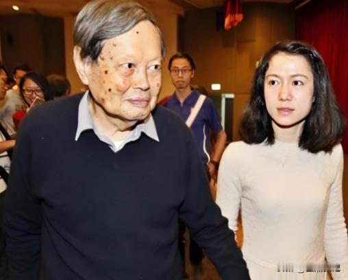 “一定要建，不建中国将落后30年！”2016年，杨振宁曾顶着骂名，极力反对斥巨资