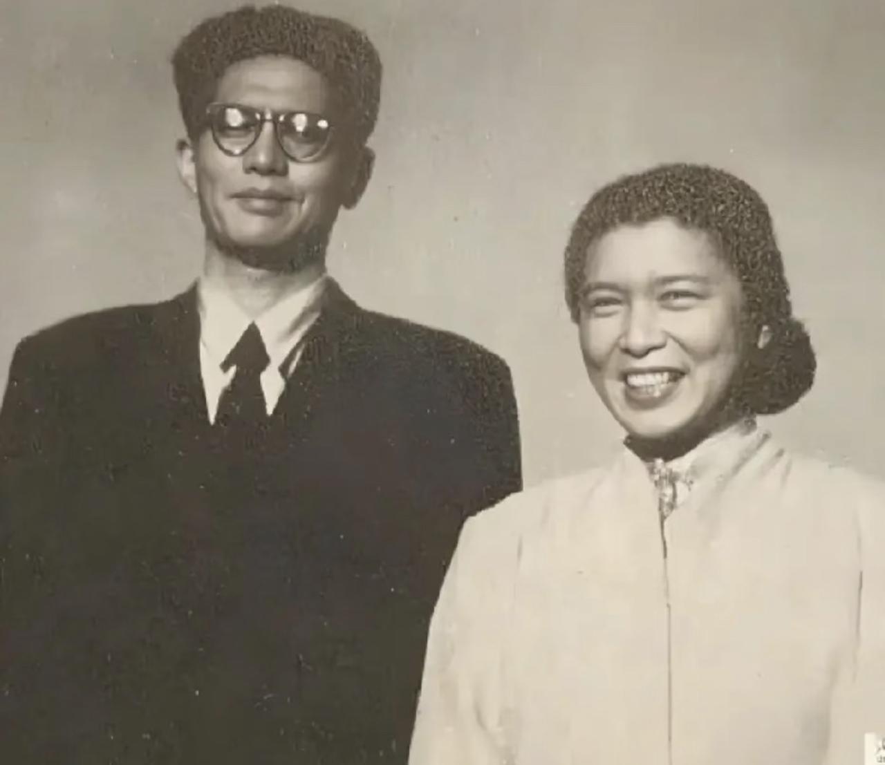 不少人只记得乔冠华在联大会议上的标志性大笑，却很少知道他外交路上最默契的搭档，是