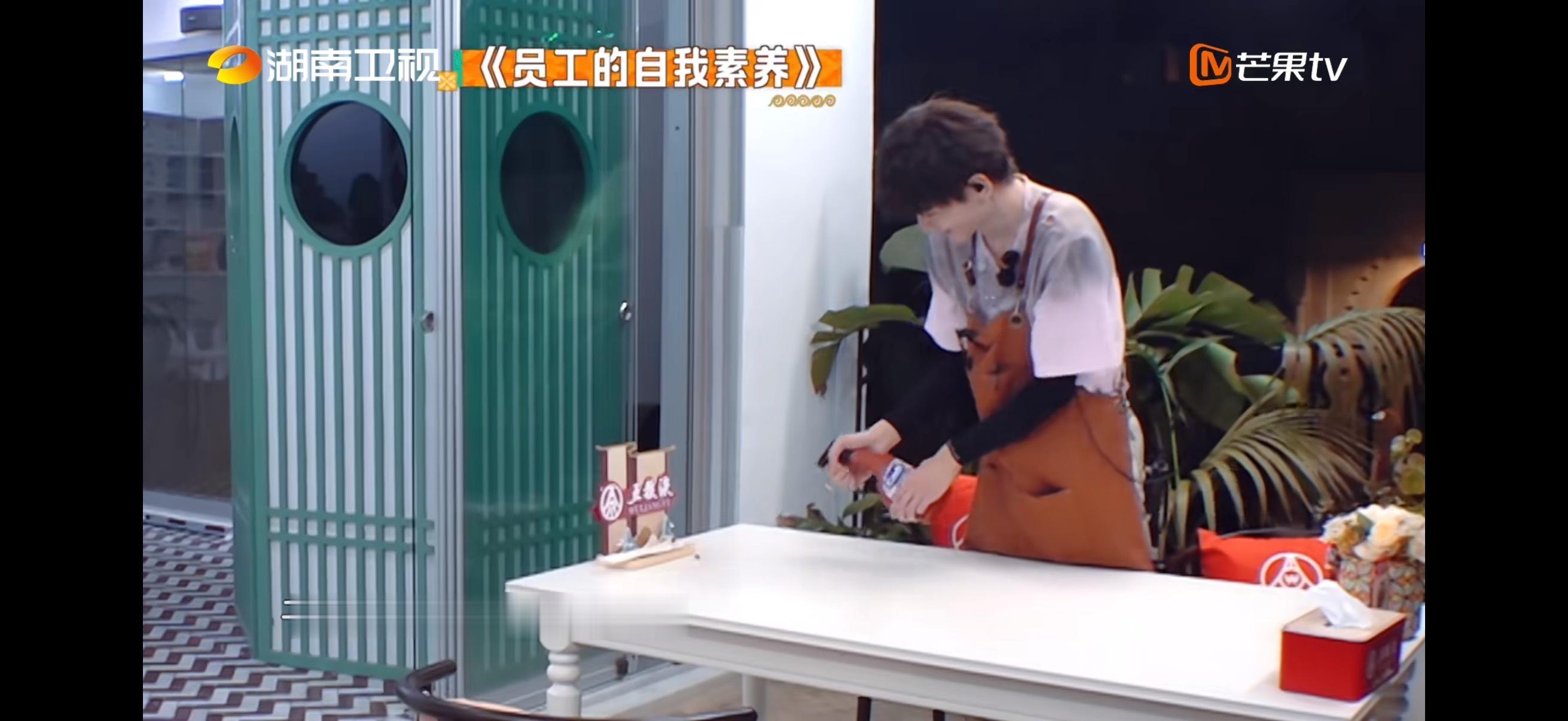 老板唱K的时候员工要提供情绪价值吗哈哈哈哈哈沈月翟潇闻你俩要笑死谁啊！黄晓明唱歌