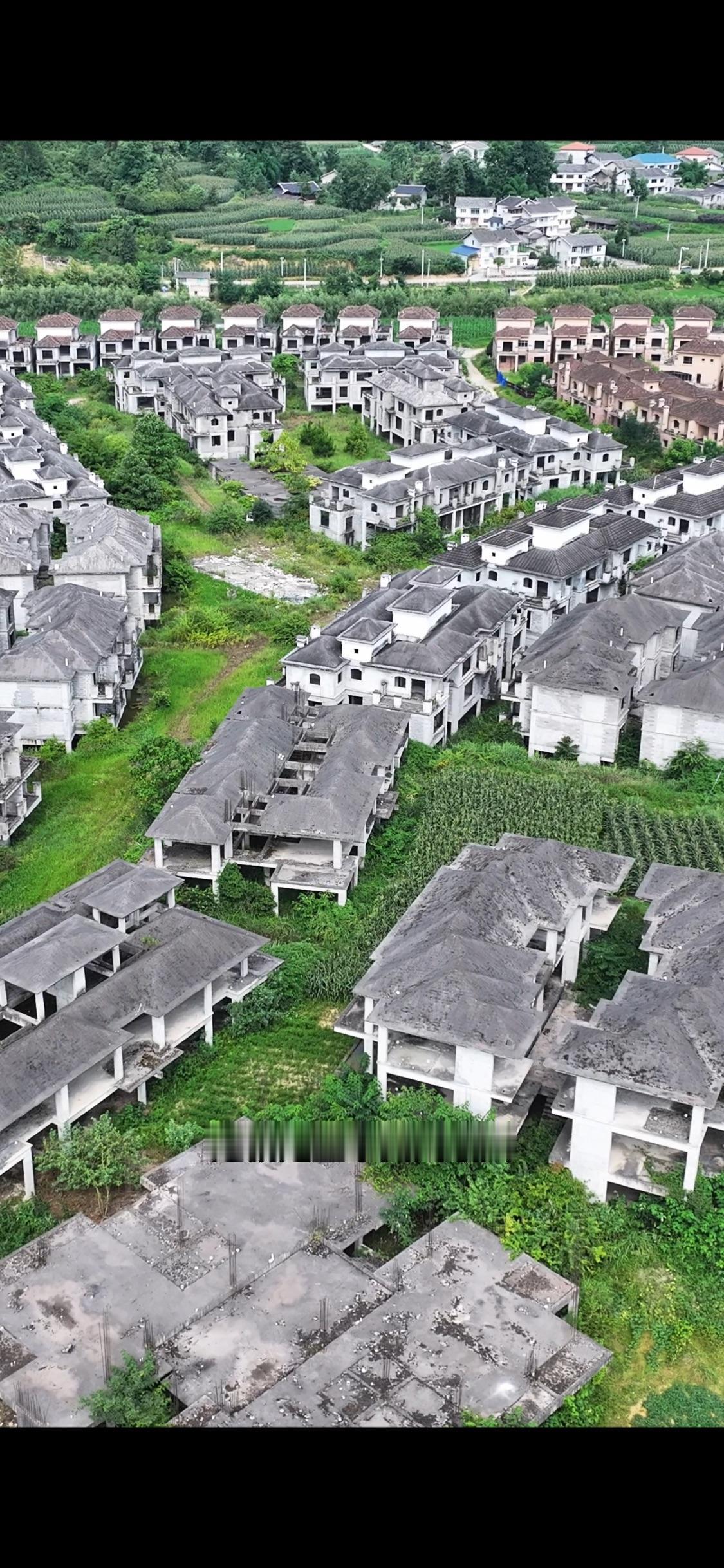 这就是整个贵州最大最可惜的烂尾别墅群，总占地就高达4000亩，密密麻麻的别墅建成
