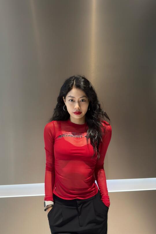 电梯里的红衣女子