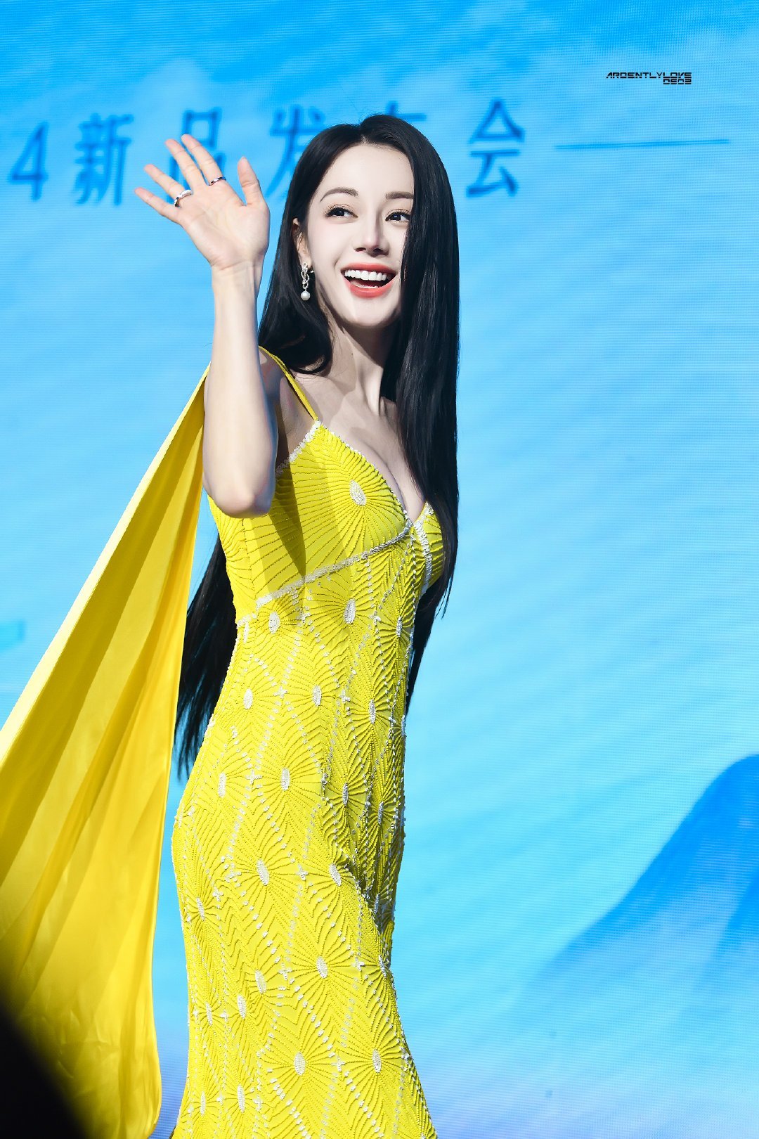 迪丽热巴功夫女足 优雅知性 明媚动人💛 