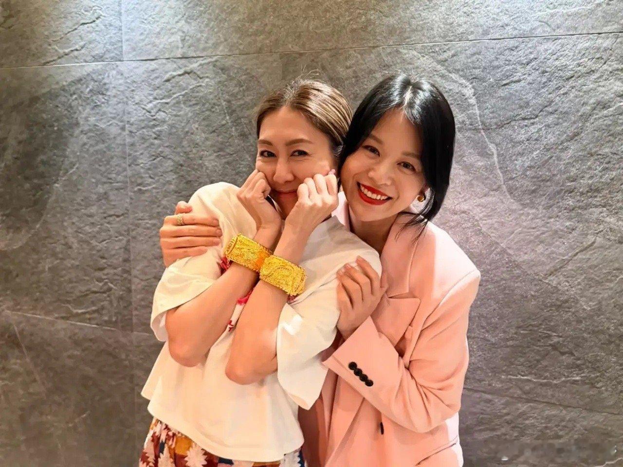 胡杏儿居然送胡定欣龙凤镯，她对朋友真的可以，出手大方！月初胡定欣公布了结婚喜讯，