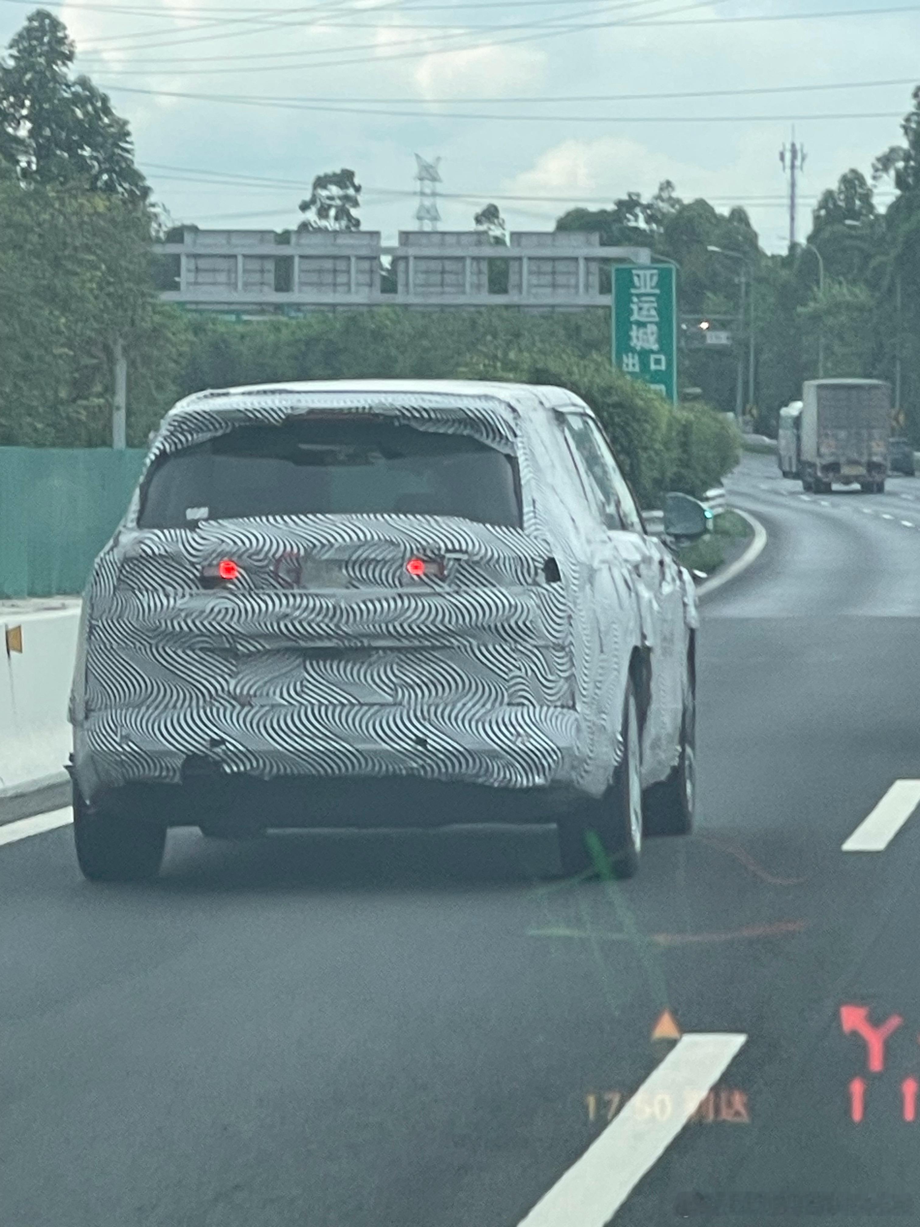 在南沙港高速上拍到的大家知道什么车么视驾哥的汽车观