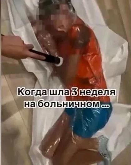 12月7日，俄罗斯36岁网红安娜为博眼球，竟将10岁儿子塞进工业真空压缩袋，用吸