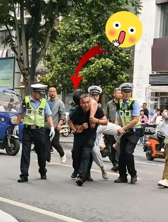 6月7号高考第一天，本该是提笔定乾坤的时候，可偏偏有人掉链子了！

考场外，一个
