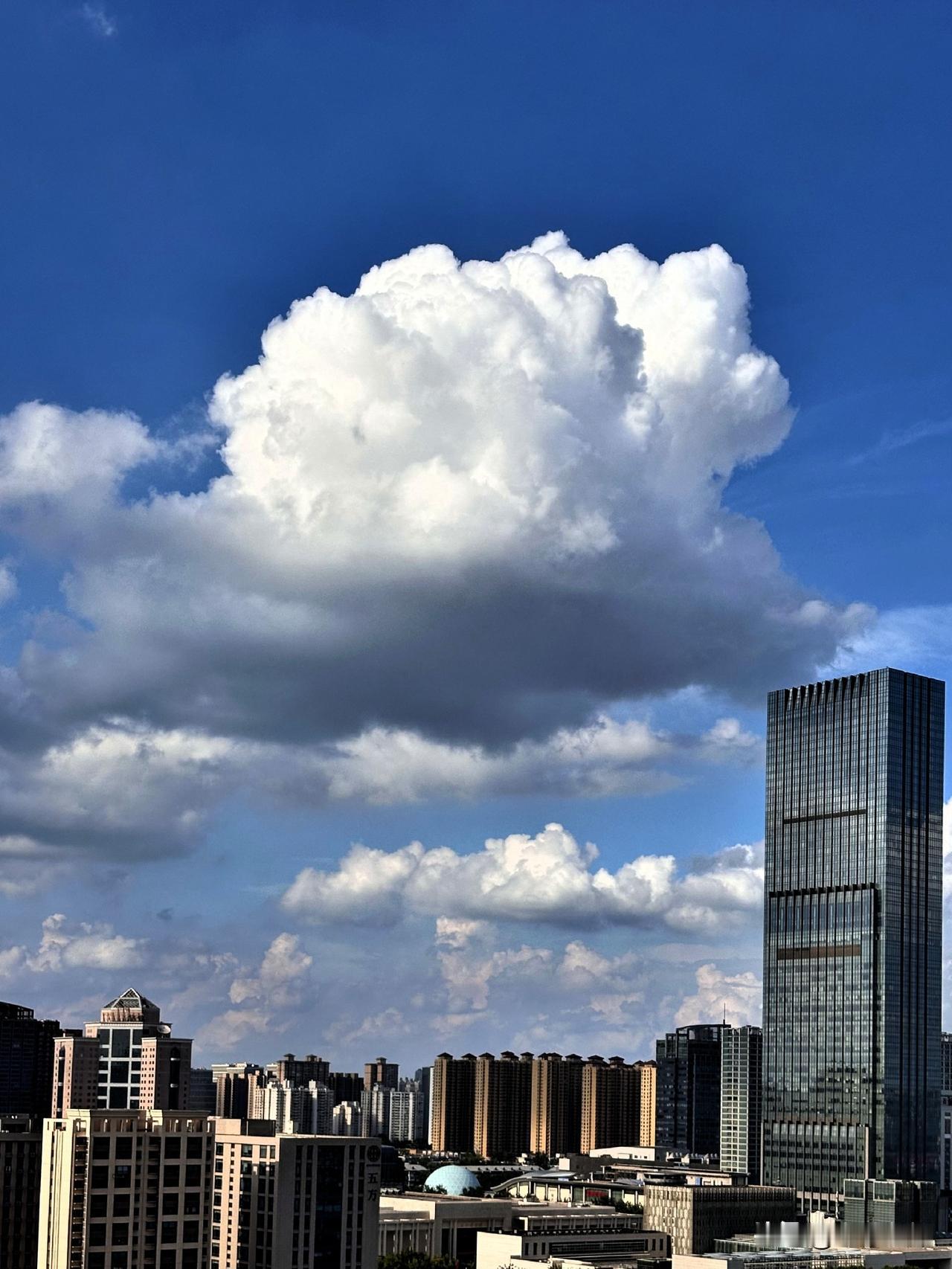 今天庄里空气赛江南，这云绝了！隔窗拍下分享。
大自然绘制的画卷，让人沉醉，感叹鬼