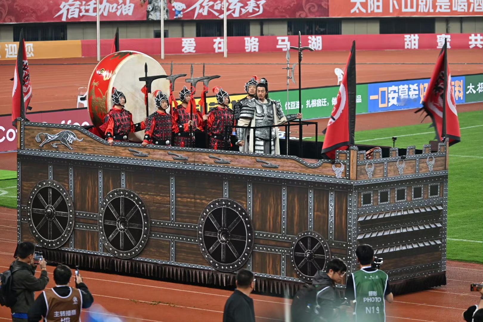 为什么要嘲笑何润东翻红呢，老叔在播剧期间没有说过一句话，甚至抖音直播和抖音作品都