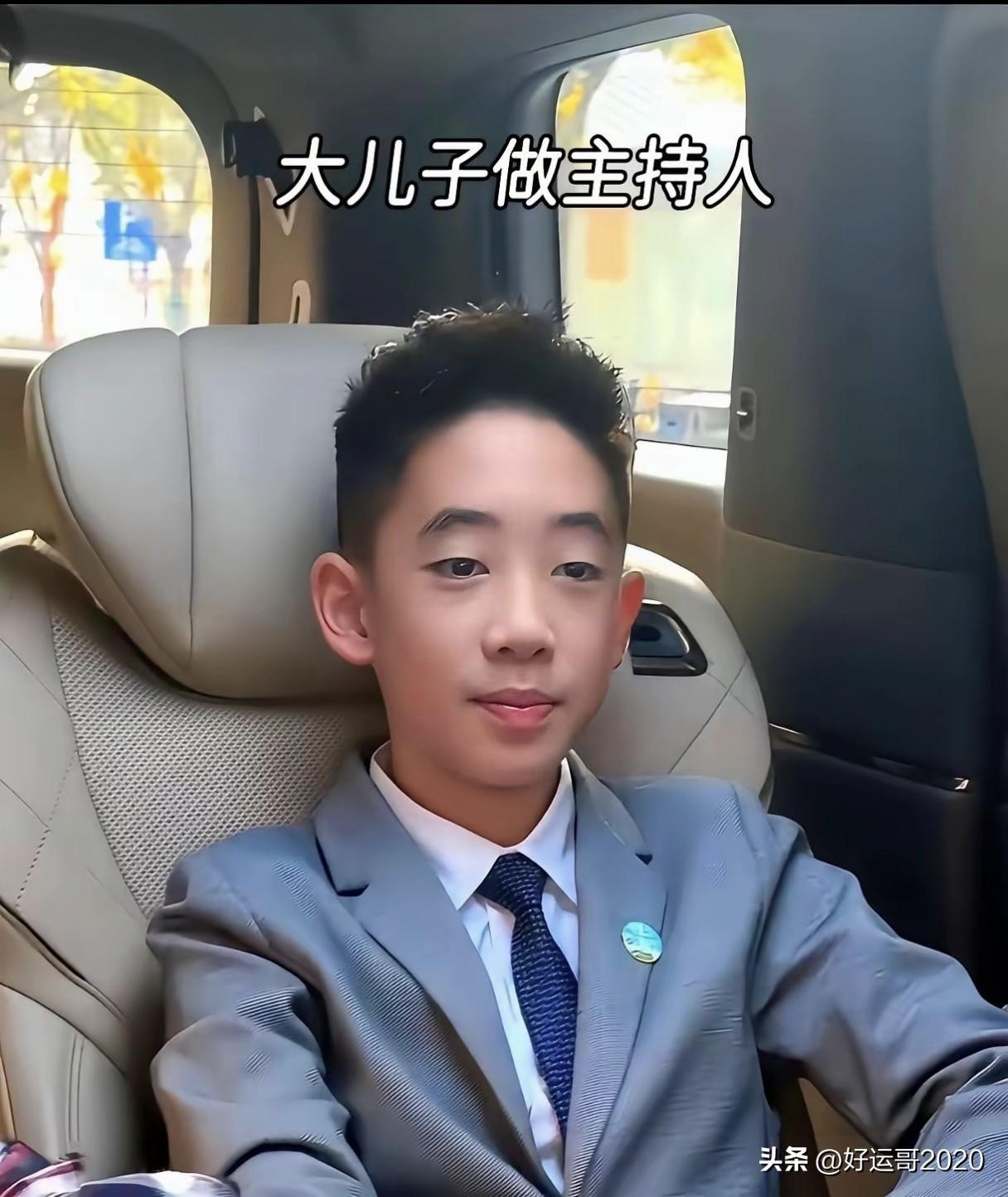 陈小春的儿子陈胤捷长得特别斯文，其长相简直和陈小春一个模子刻出来一样，尤其是那小