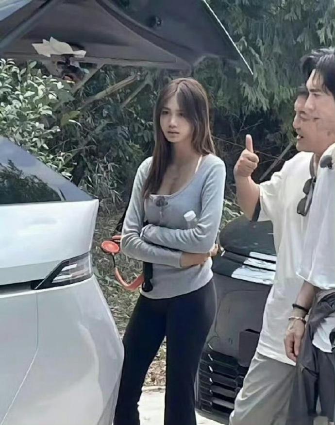 她仅14岁，便已拥有令人羡慕的好身材。 
