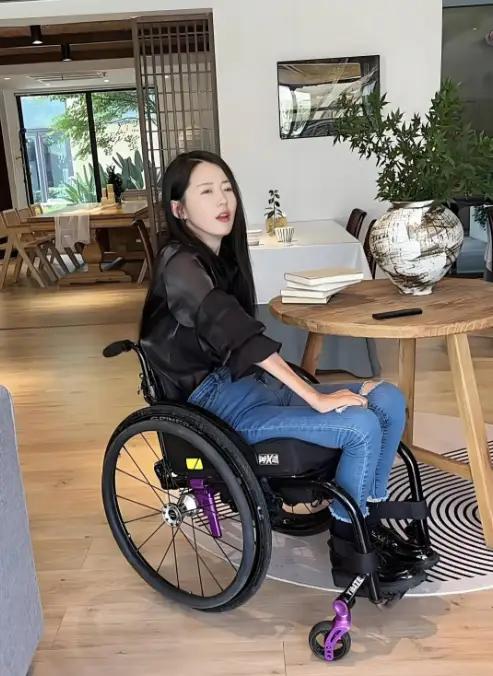 多年前，女教师曹曾敏将年少的穷学生拉出泥潭，14年后她瘫痪被丈夫抛弃，学生顶着压