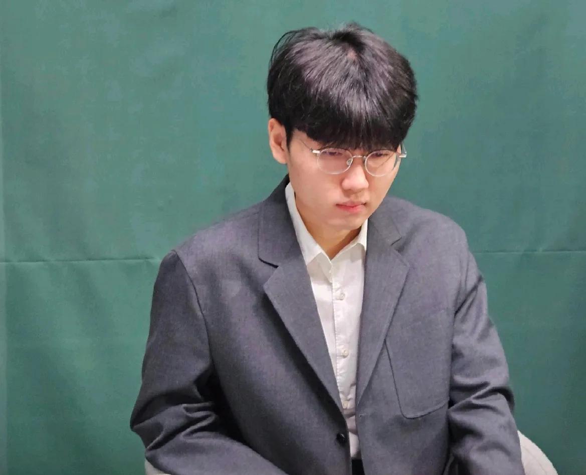野狐争霸赛快讯：

7月29日晚，第14期野狐人气争霸赛争夺总冠军的三番棋决赛的