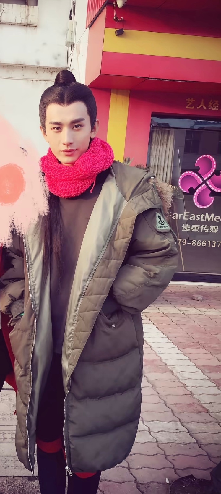 红围脖，我亲手织的送他的，他很喜欢，天天带着 