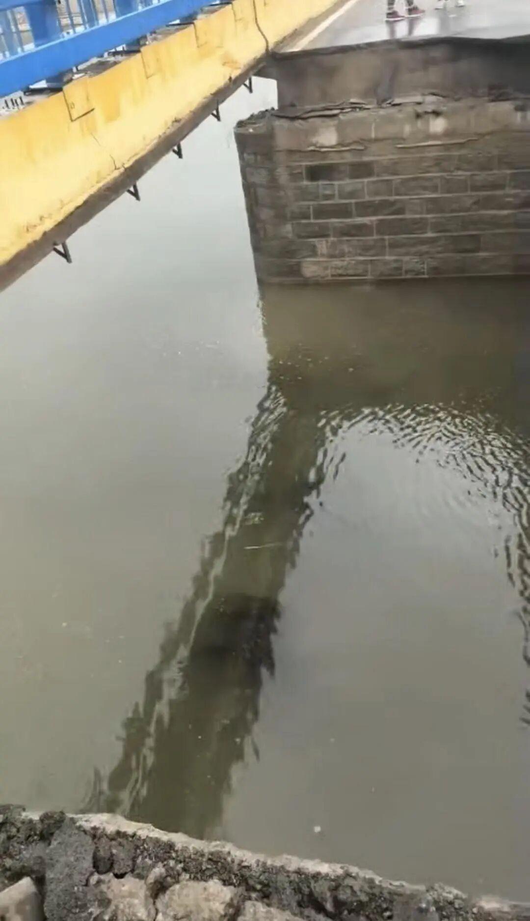 突发！山东费县一大桥被货车直接压塌！桥面砸穿大洞，1人受伤，官方通报来了
 
3