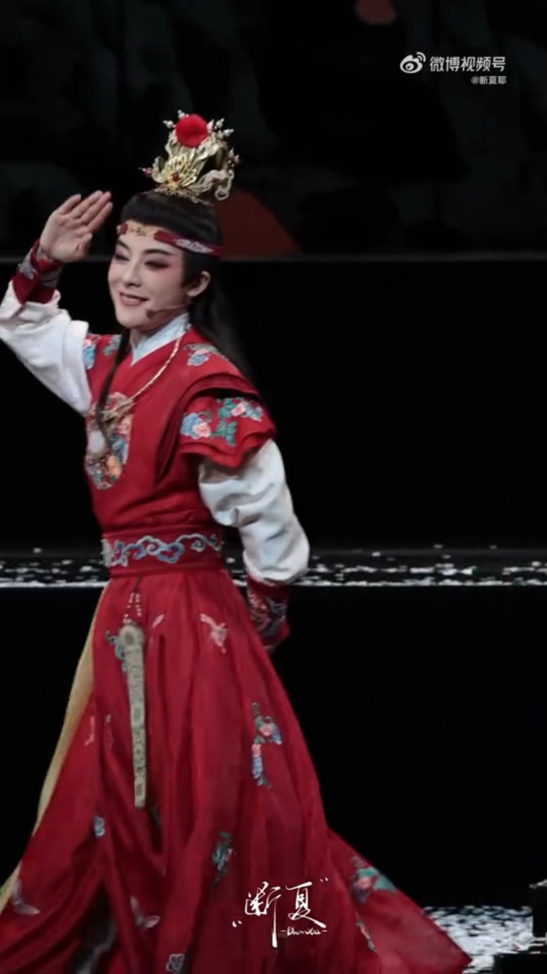 这个可恶的媚神一边salute一边单眼wink 