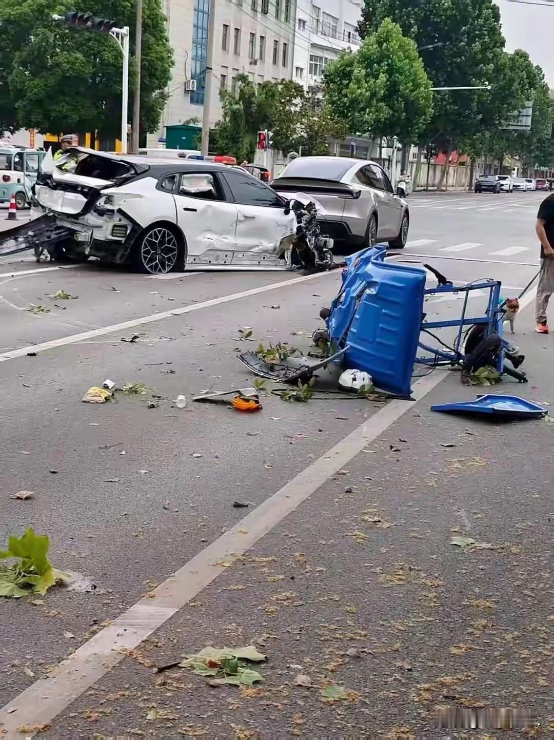 “必须严惩不贷！”江苏连云港，两个环卫工在路边打扫，突然一辆轿车撞了过来，导致两