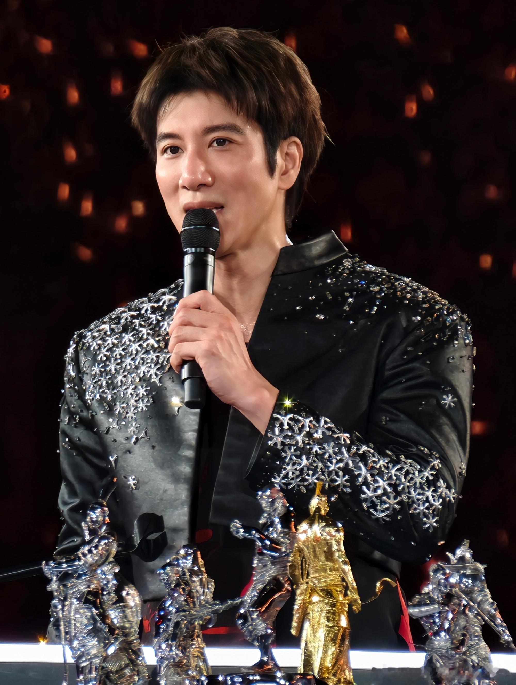 王力宏演唱会触手可及王力宏大横开把5万人捧在手心王力宏他好爱好宠粉！！从内场到看