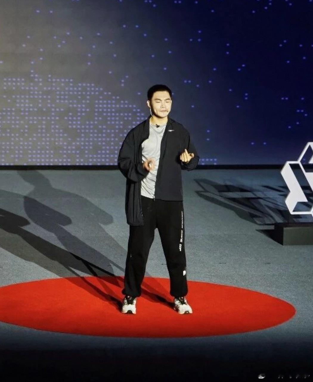 四川小伙用AI帮构音障碍者发声这个患有脑瘫说话不清的四川小伙，十年前以优异成绩考