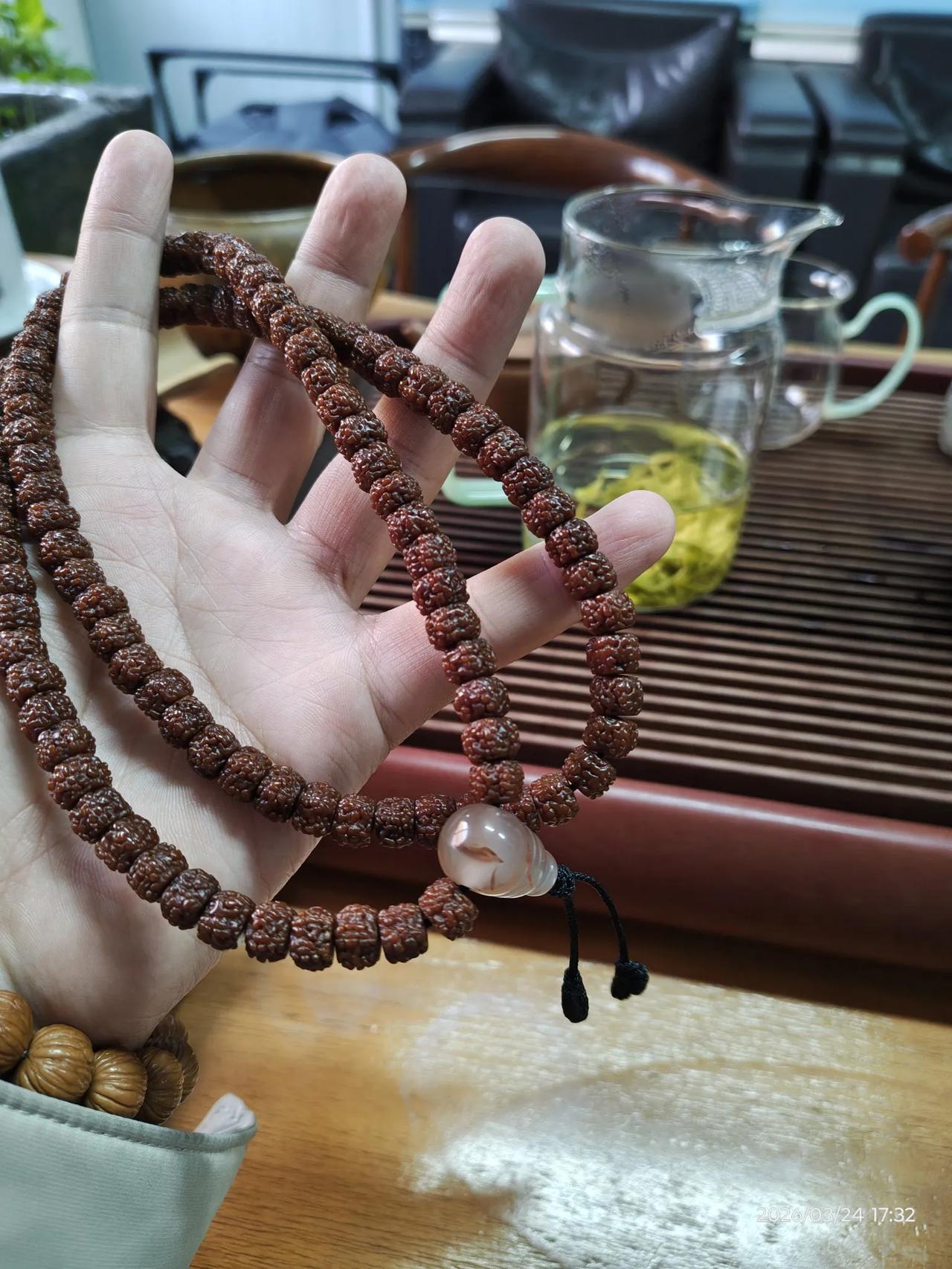 休息休息，盘个串，喝个茶[呲牙]