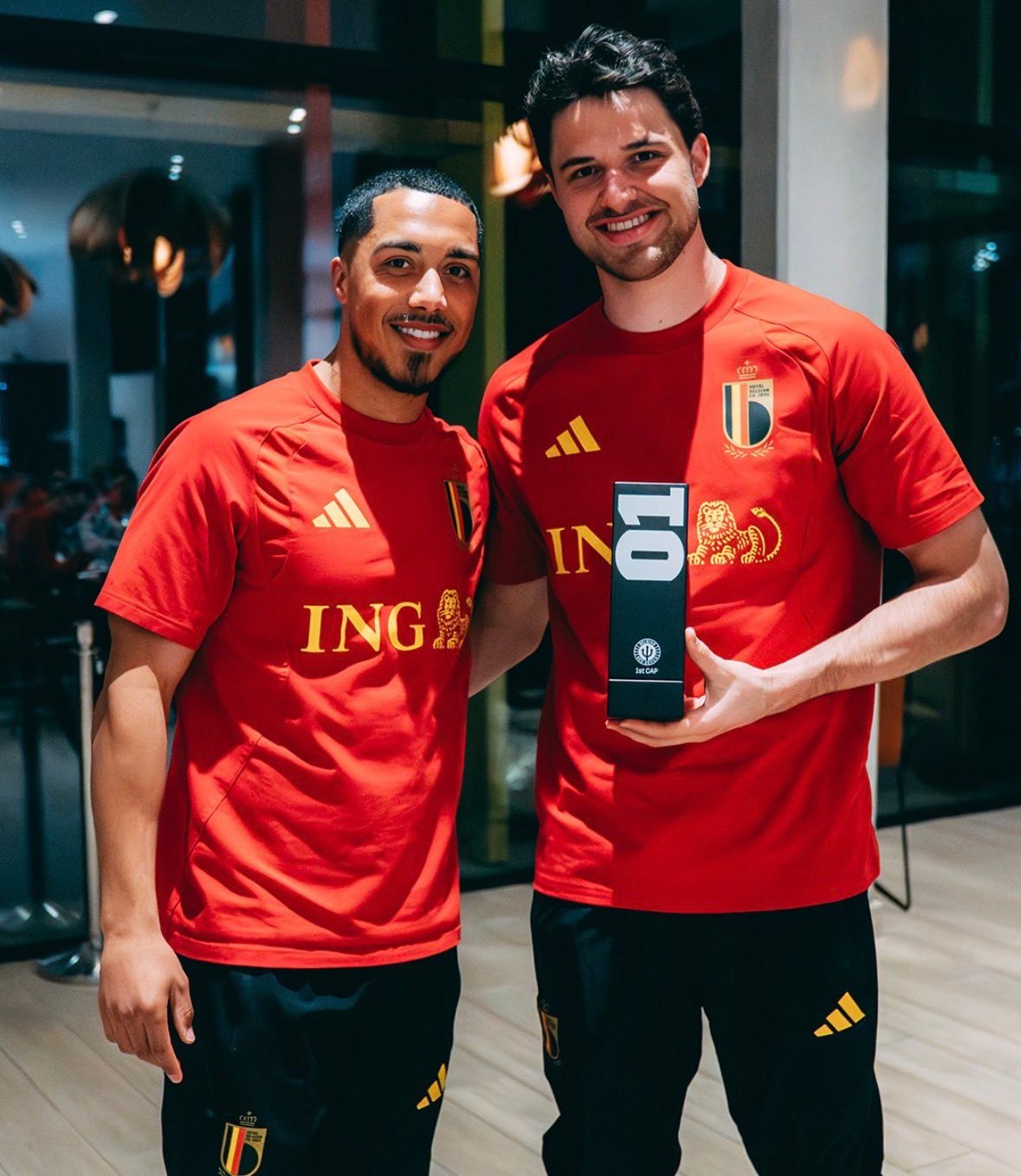 比利时国家队队长蒂莱曼斯为拉门斯颁发他的首秀纪念奖杯。曼联