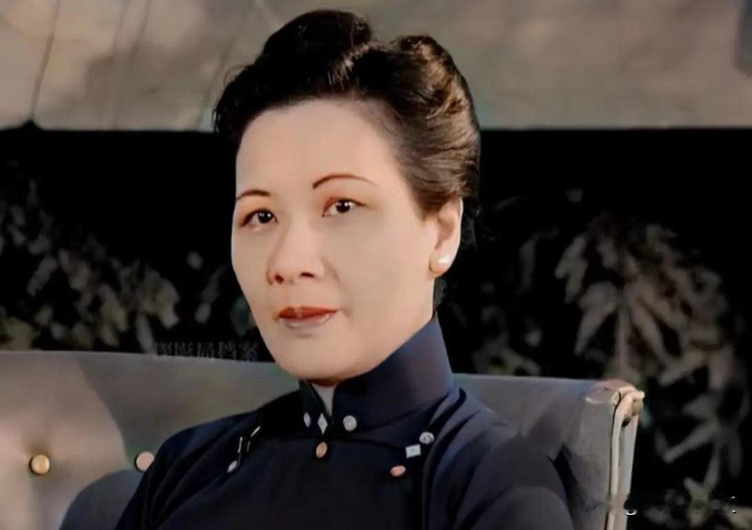在电影《四渡》里饰演宋美龄的演员发文致敬宋美龄。我实在不明白，宋美龄有什么好致敬