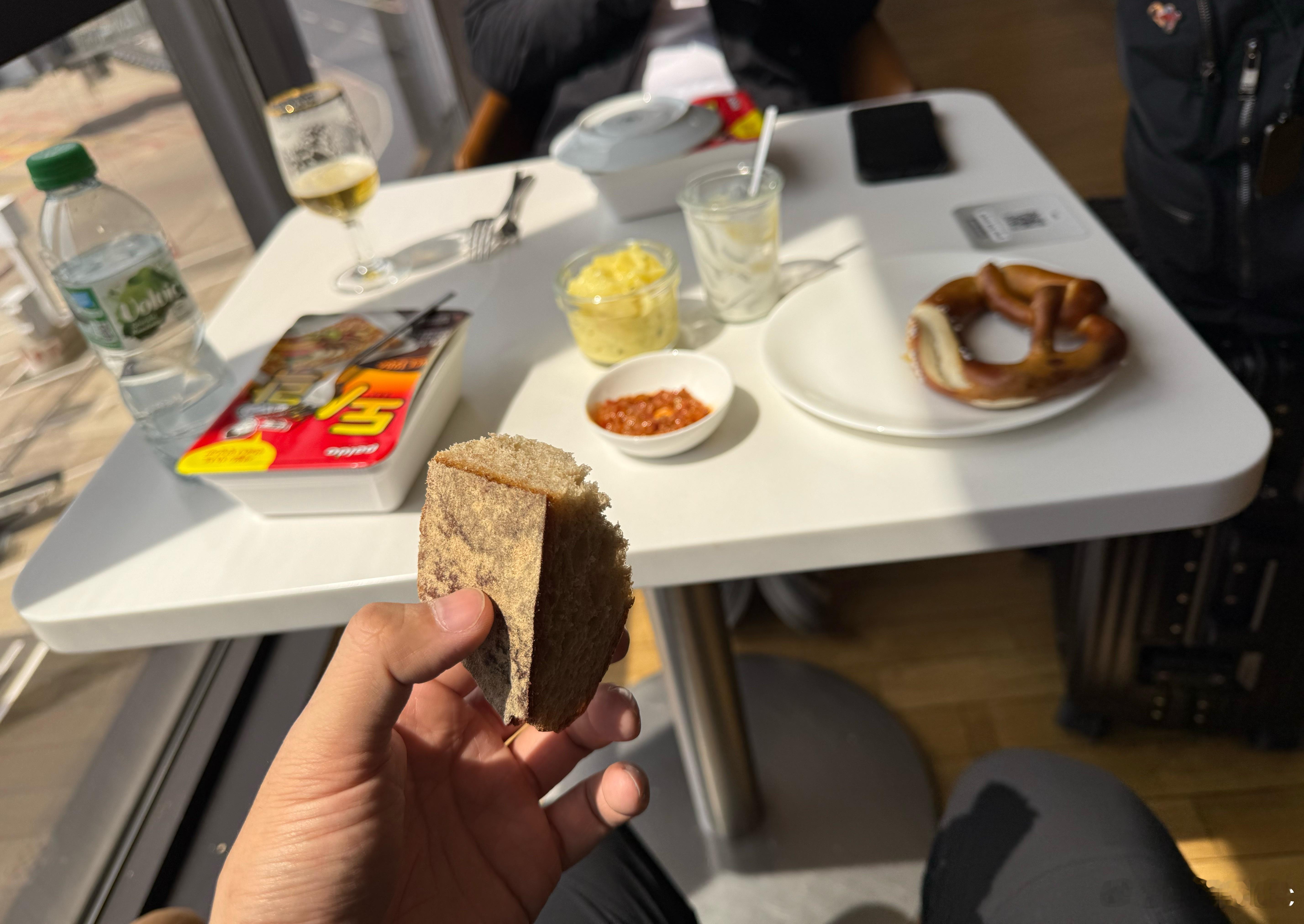 休息室吃饭出差自带了几盒泡面没吃完，我两就一人一盒，怕味道大就座到了最外面，结果