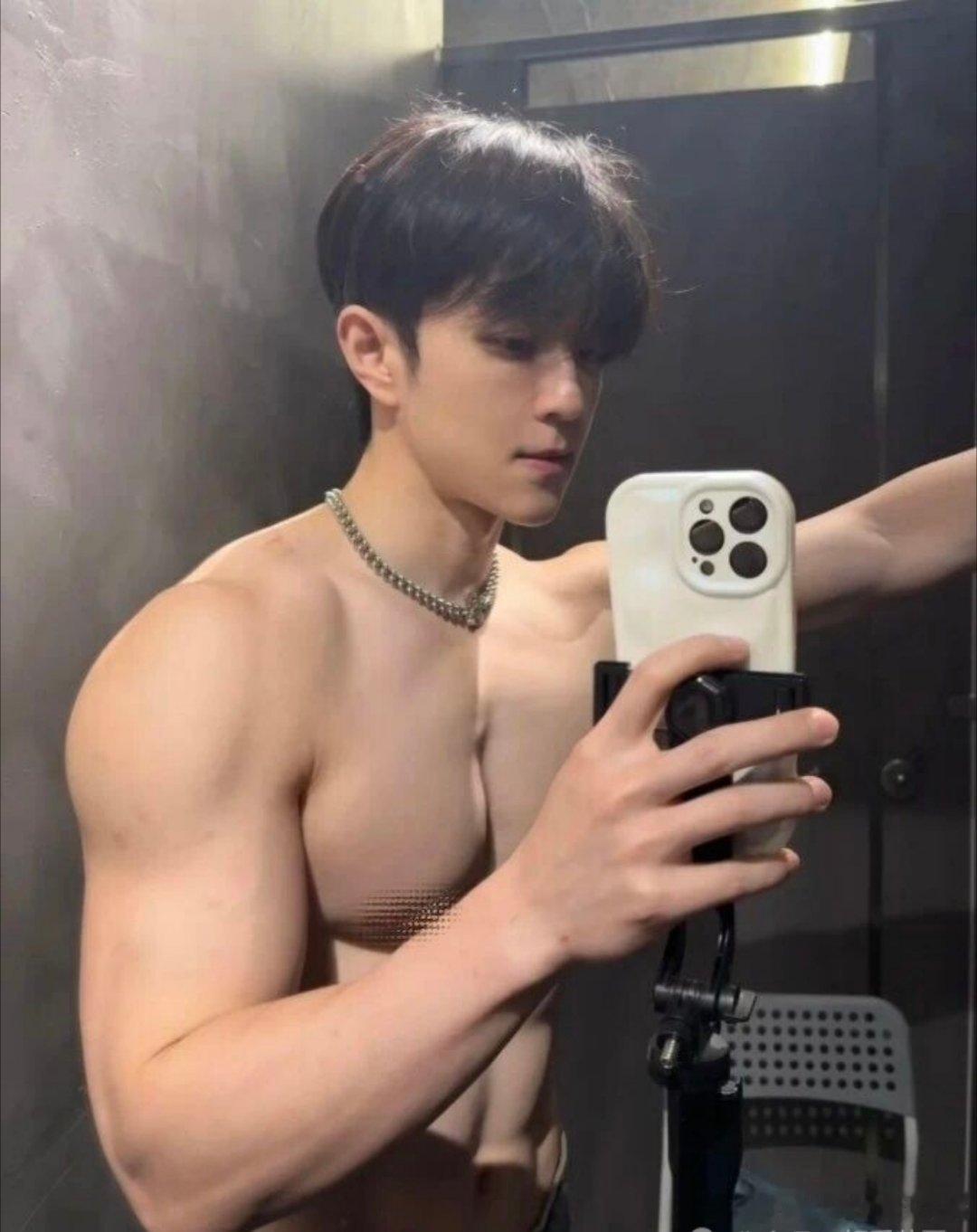 健身成果分享 健身路上的坚持 健身自拍指南 健身成果展示 肌肉线条养成记 镜前拍