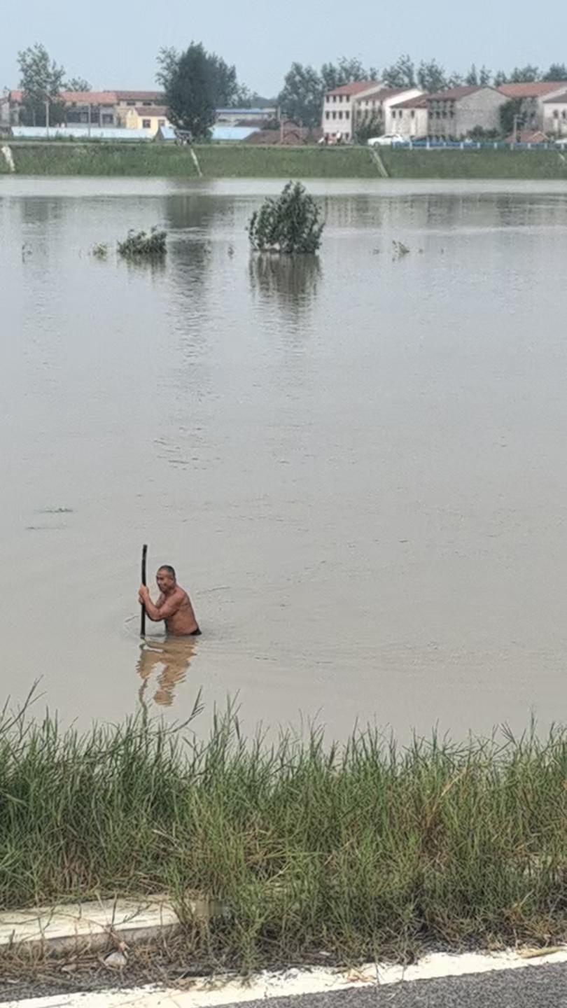今天暴雨、洪峰看样子是平息了。一大早，就独自来到贾鲁河堤来观望水情。
我们县所处
