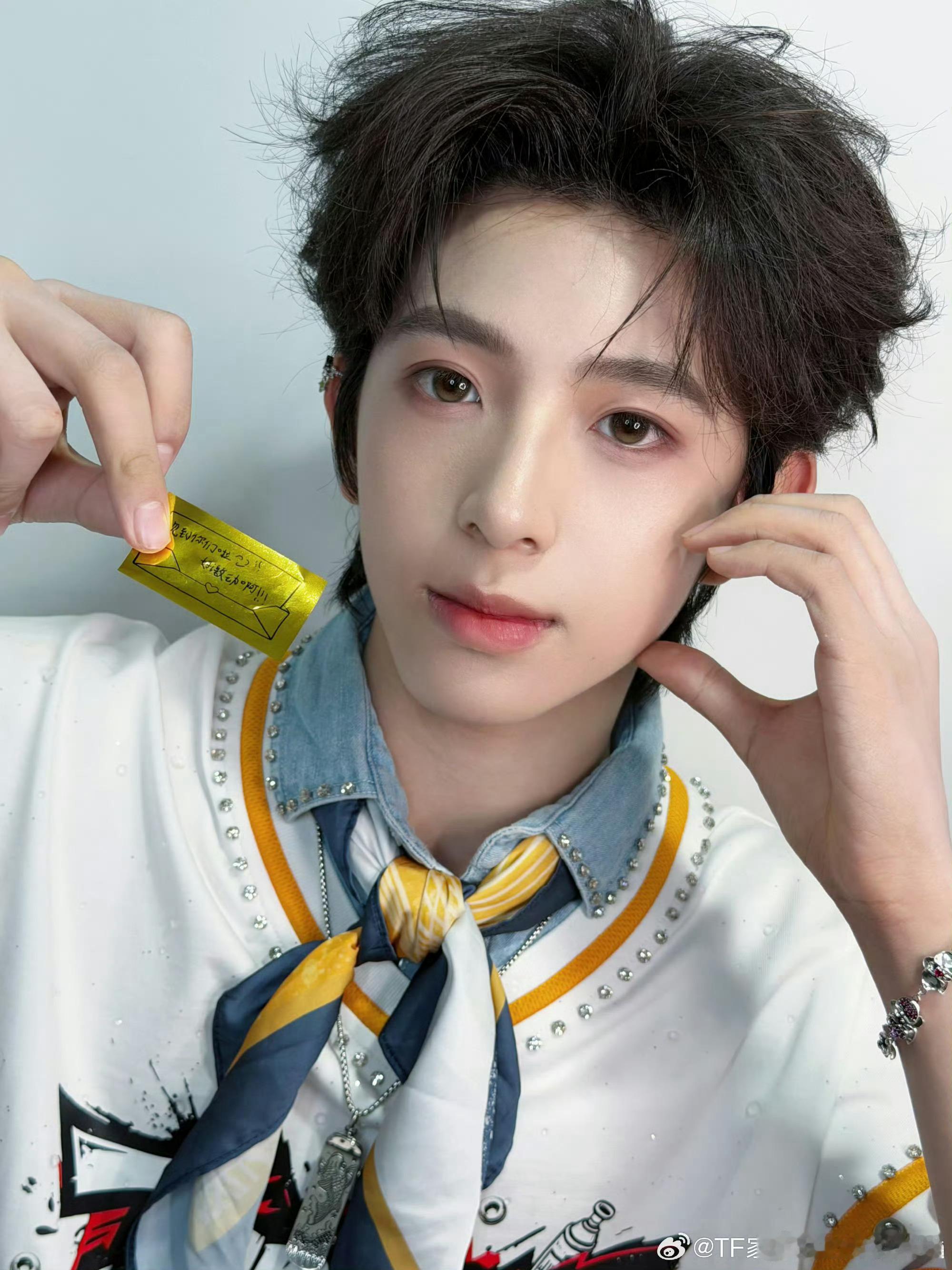 陈浚铭 弟弟我不动陈浚铭情商就是如此的高呀，哈哈哈哈，对人真诚，对事认真，陈浚铭