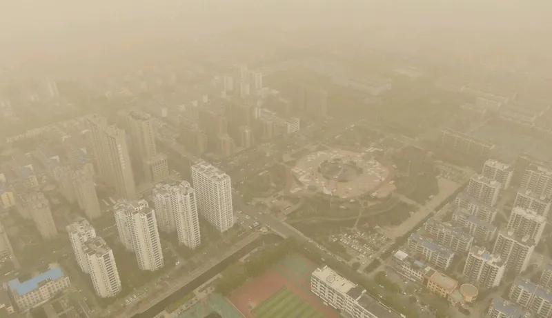 今年是三四十年来沙尘暴次数最多的一年，几乎隔三岔五就有沙尘暴。往年一年里规模大一