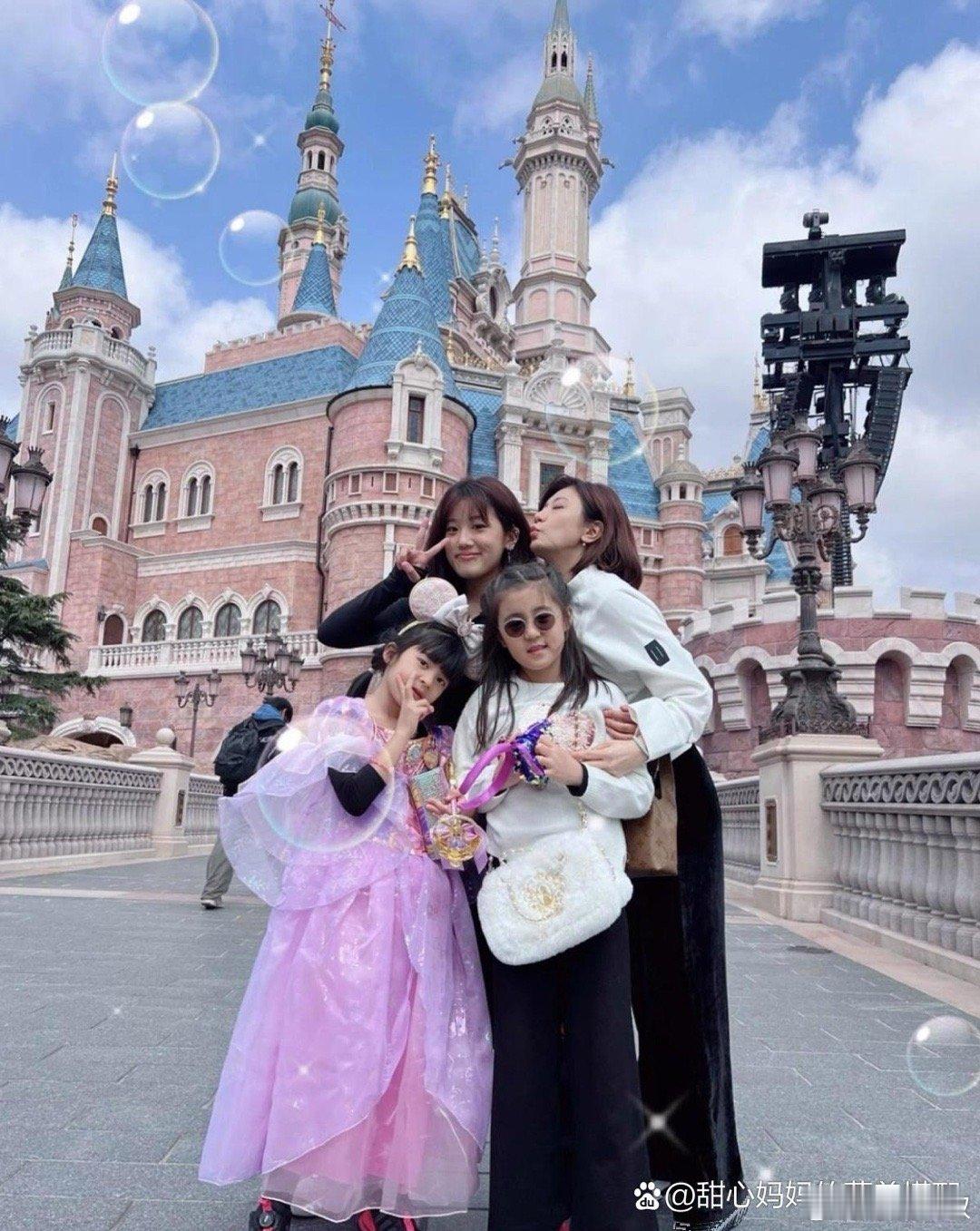 贾静雯家的小女儿bo妞已经7岁了，大女儿孙翎茜还打了很酷的唇钉 ​​​