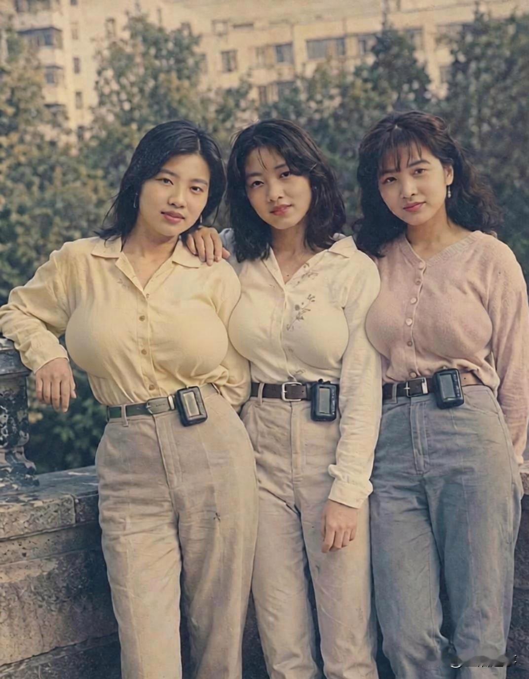 发一张80年代的我们，中间那个是我，左右是好姐妹。