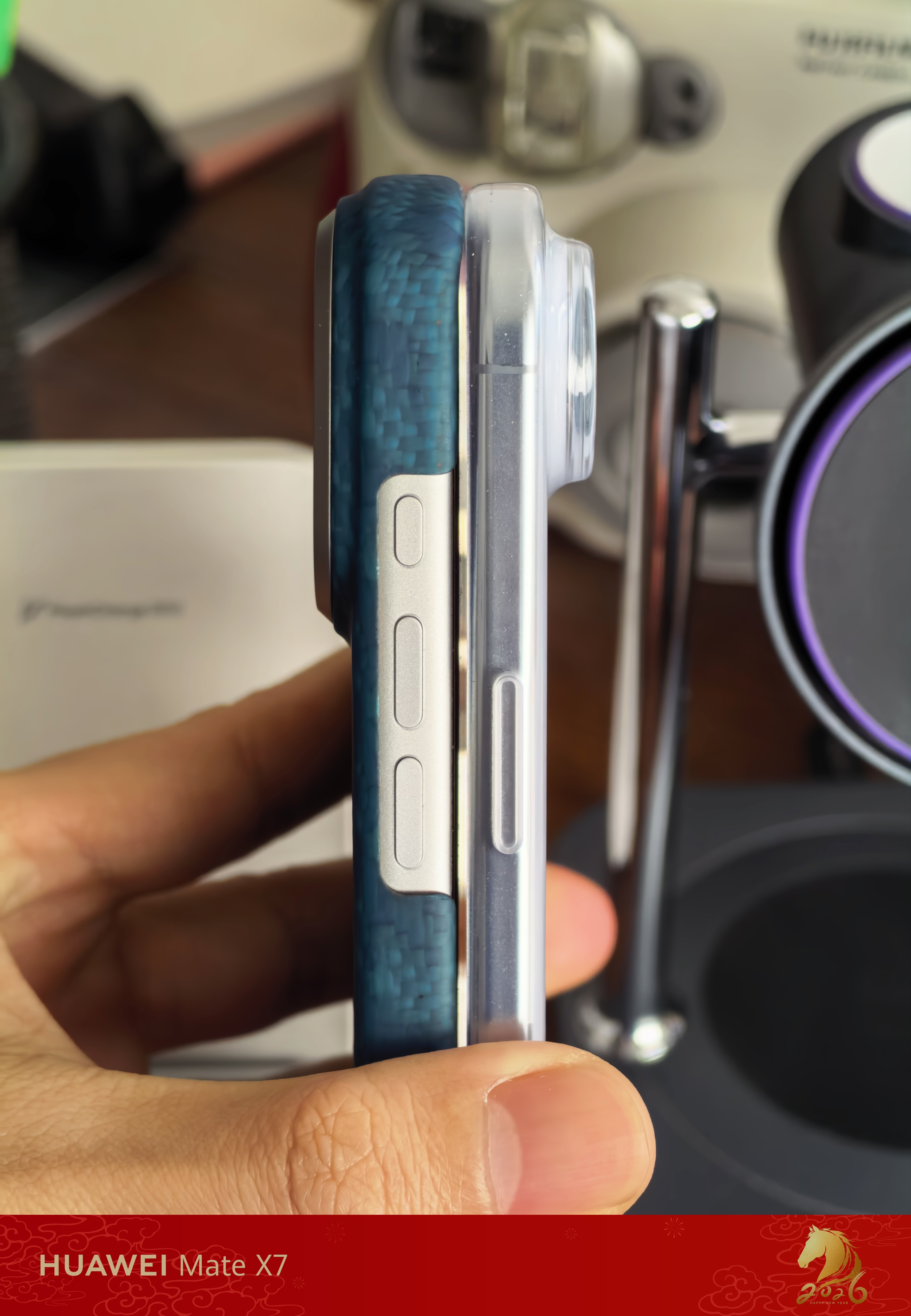 iPhone 17 Pro戴了凯夫拉手机壳，iPhone Air戴了官方透明壳，