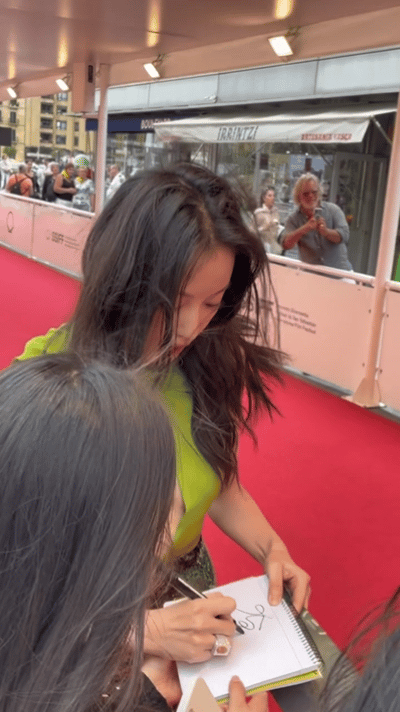 #倪妮看自己新片首映社死了# 能够感受得到倪妮的紧张，没有想到还会直言自己社死，